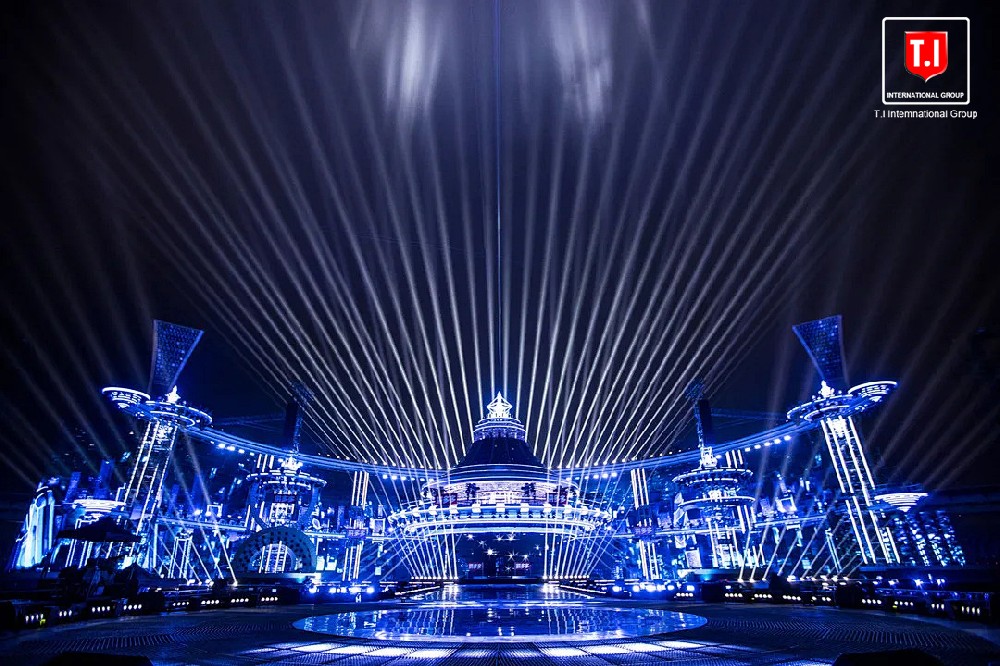 The light blade cuts through the night sky, and the sound waves reconstruct the Milky Way.